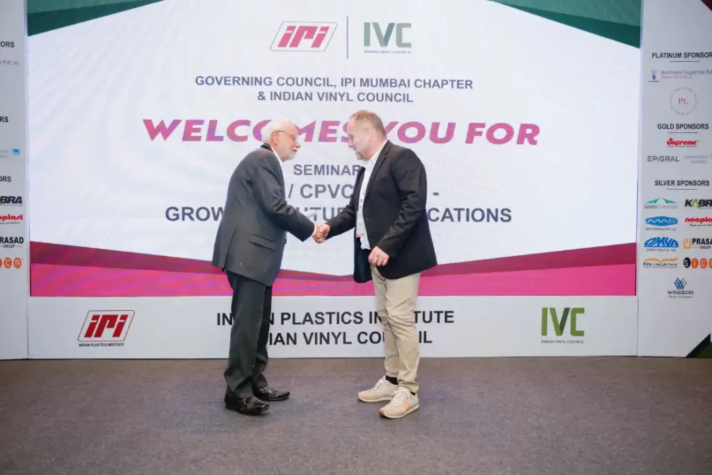 Two men shaking hands at seminar event